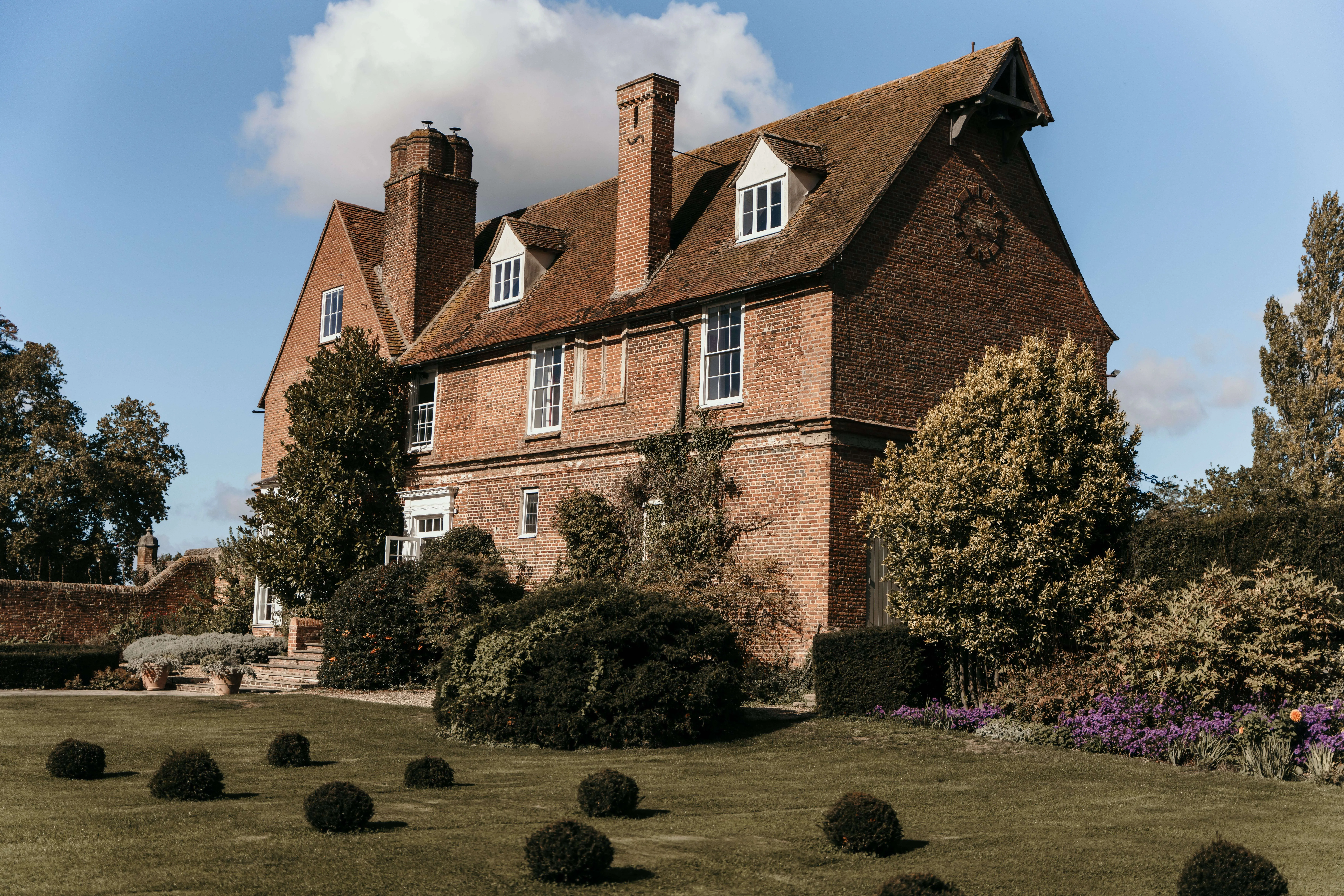 Great lodge bardfield Itailian style wedding photographer