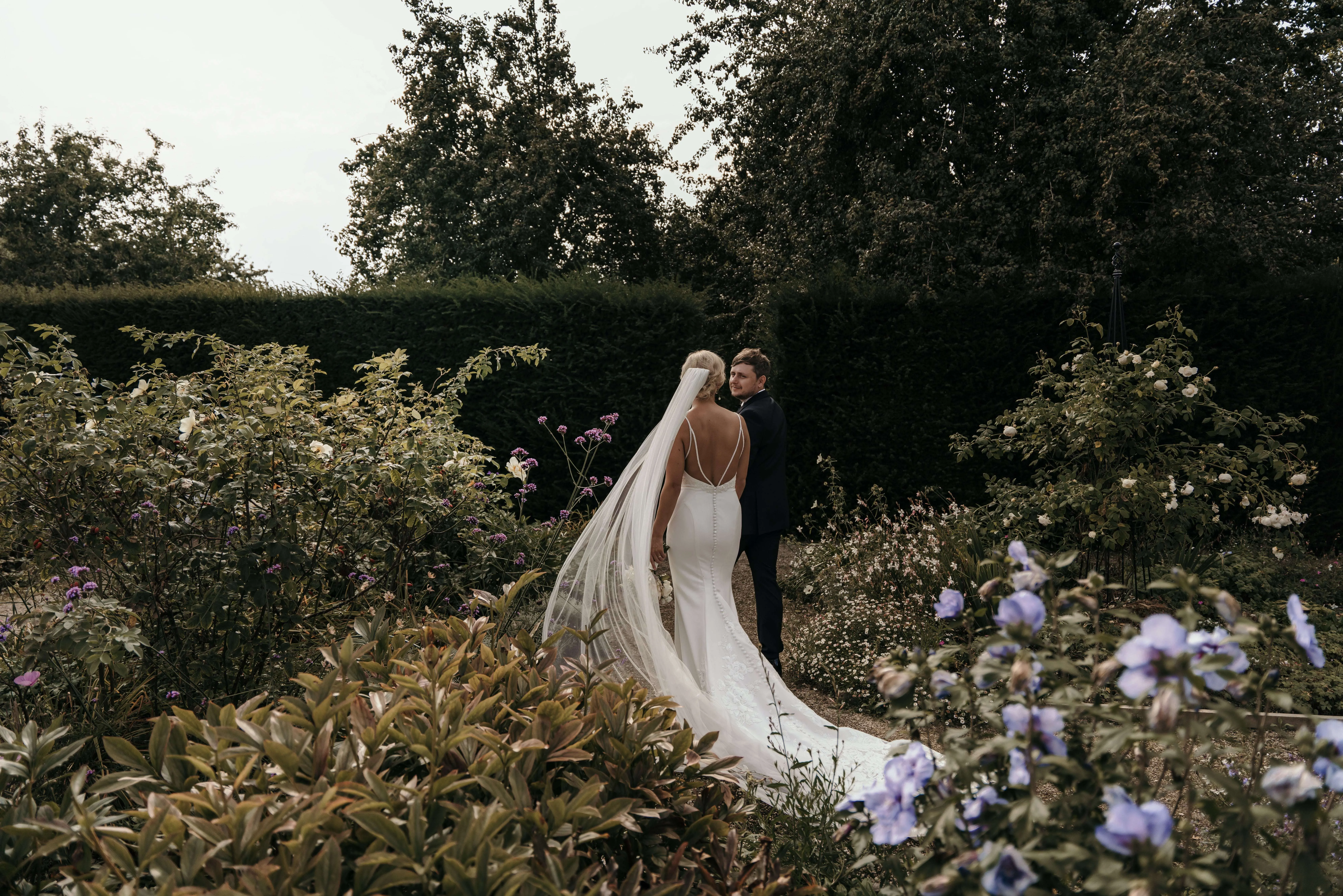 Wedding photographer duo